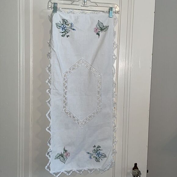 Keeco white cotton table runner with floral embroidery & Battenburg lace - Picture 5 of 7